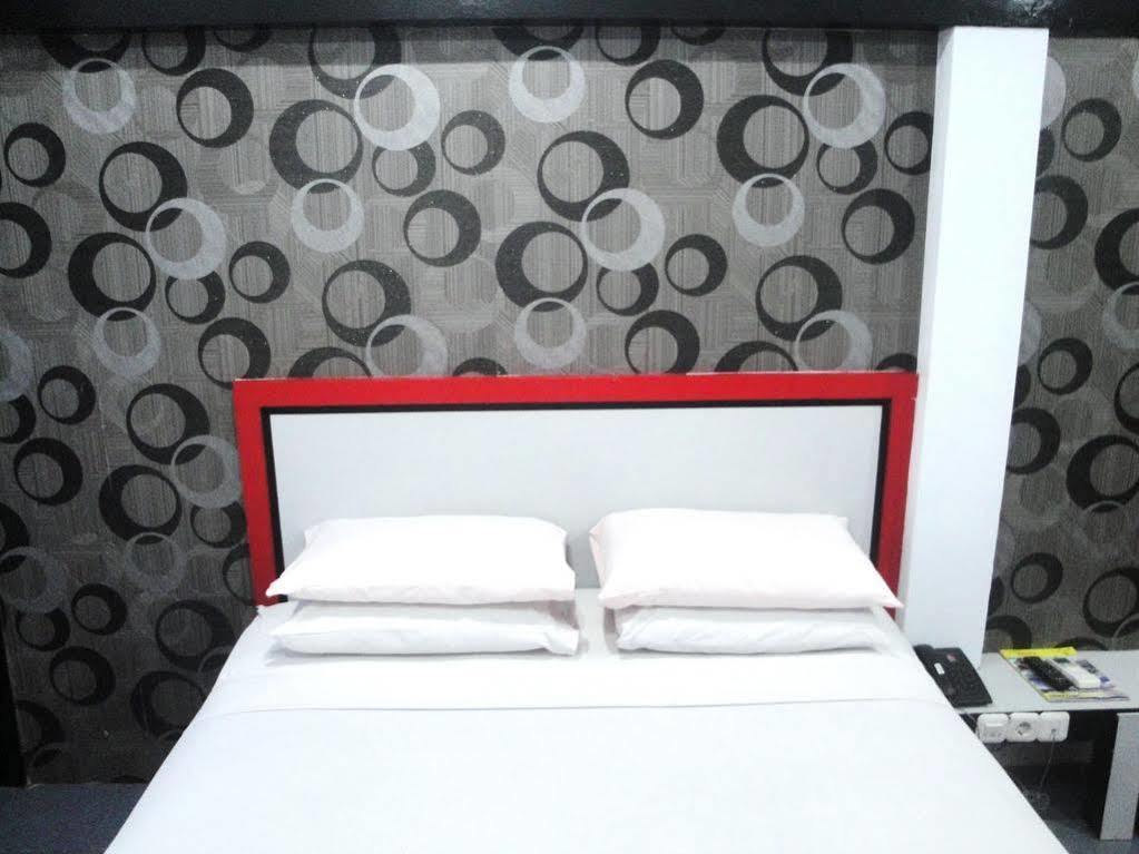 Oyo 1318 Hotel Prince Boulevard Manado Kültér fotó