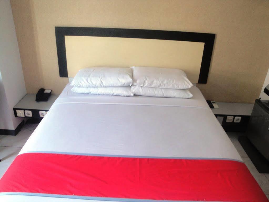 Oyo 1318 Hotel Prince Boulevard Manado Kültér fotó