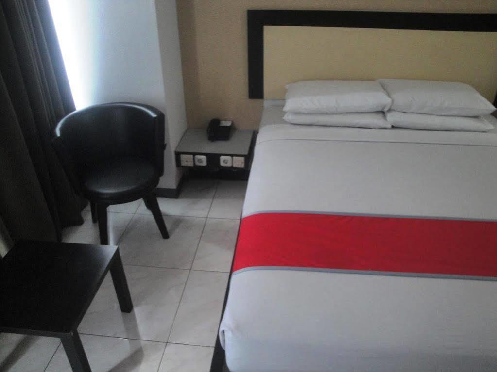 Oyo 1318 Hotel Prince Boulevard Manado Kültér fotó