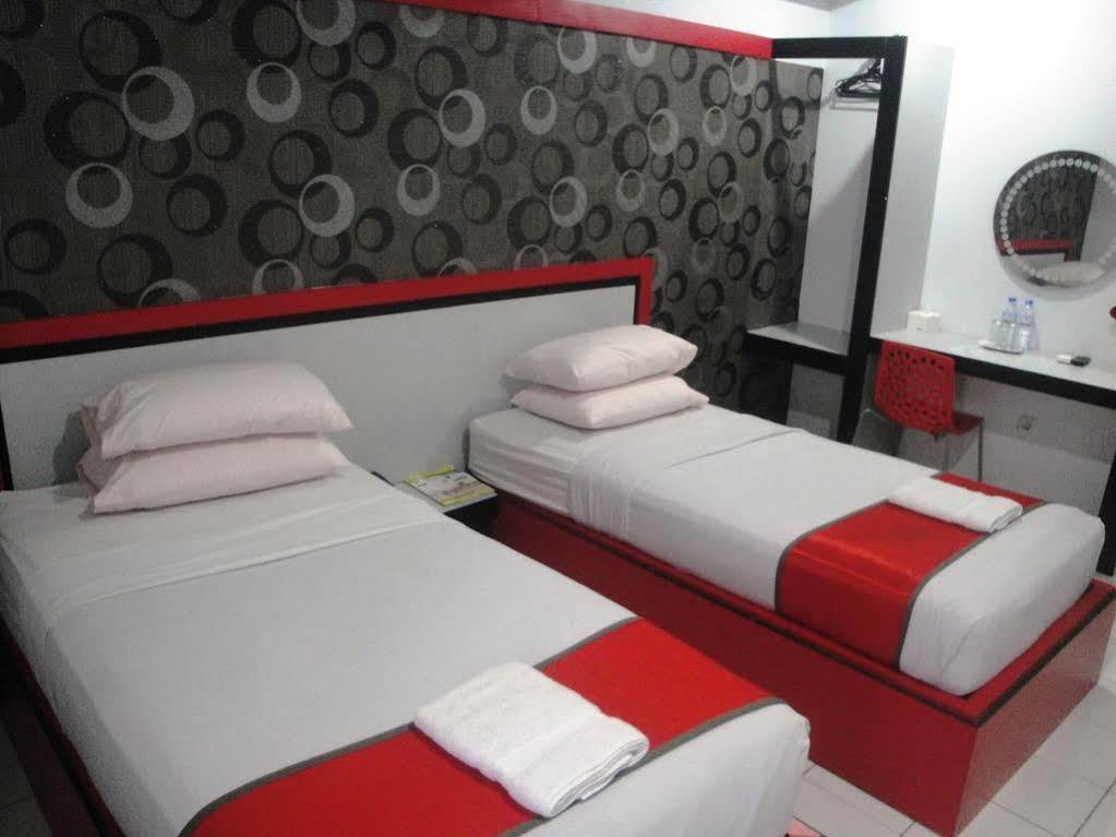 Oyo 1318 Hotel Prince Boulevard Manado Kültér fotó