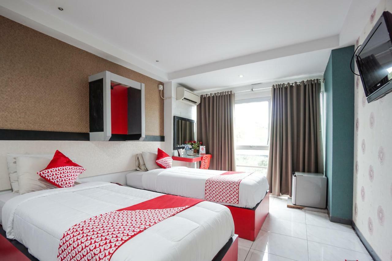 Oyo 1318 Hotel Prince Boulevard Manado Kültér fotó